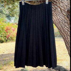 Vtg.Marc Jacobs 100% wool pleated black midi skirt.Made in U.S.A. Size 8